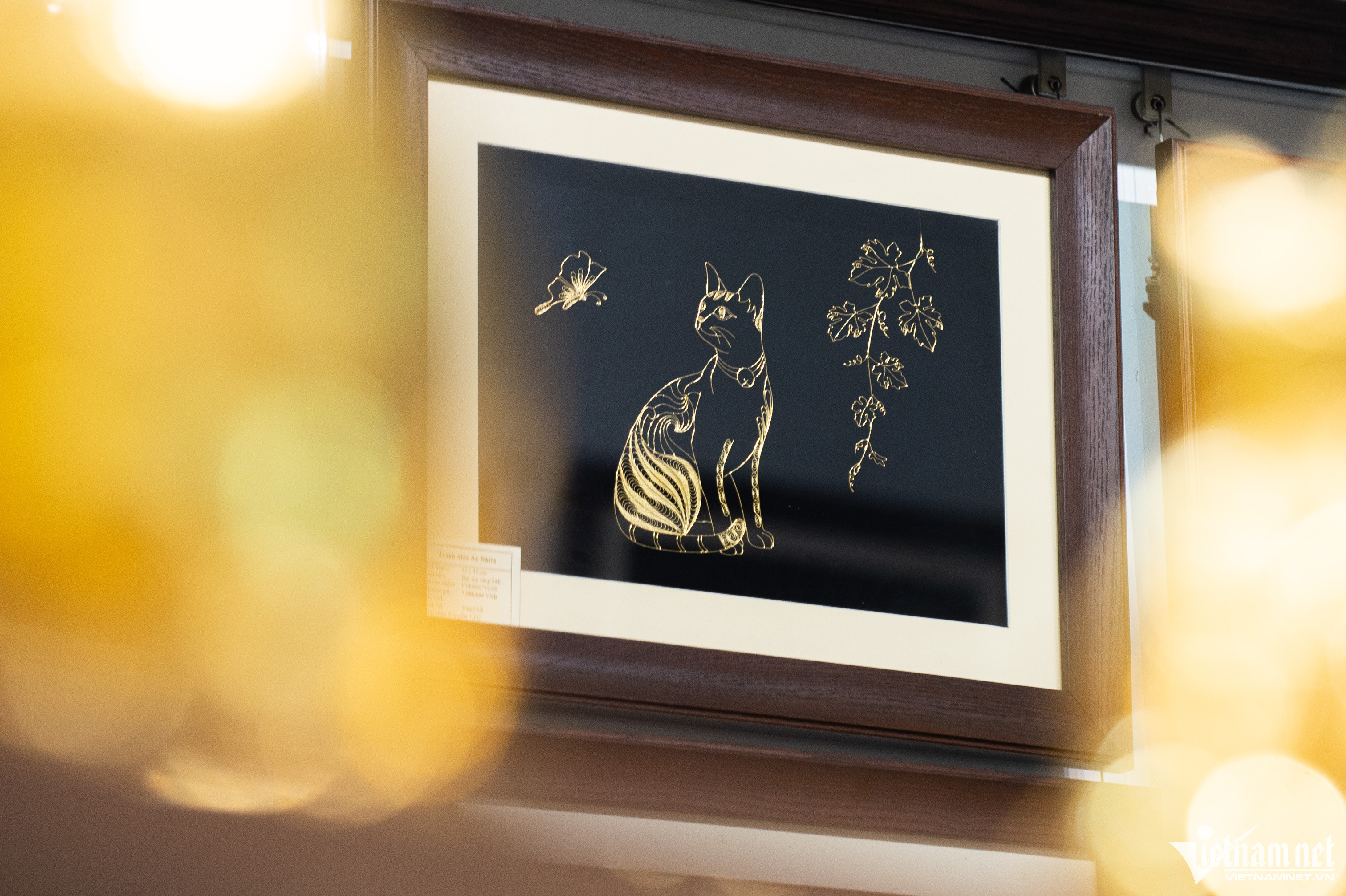 Bên cạnh các sản phẩm trên, cửa hàng này còn bày bán tranh mèo mạ vàng 24K. Trong ảnh, mẫu tranh Tích kim chí đẩu, giá 7,5 triệu đồng.