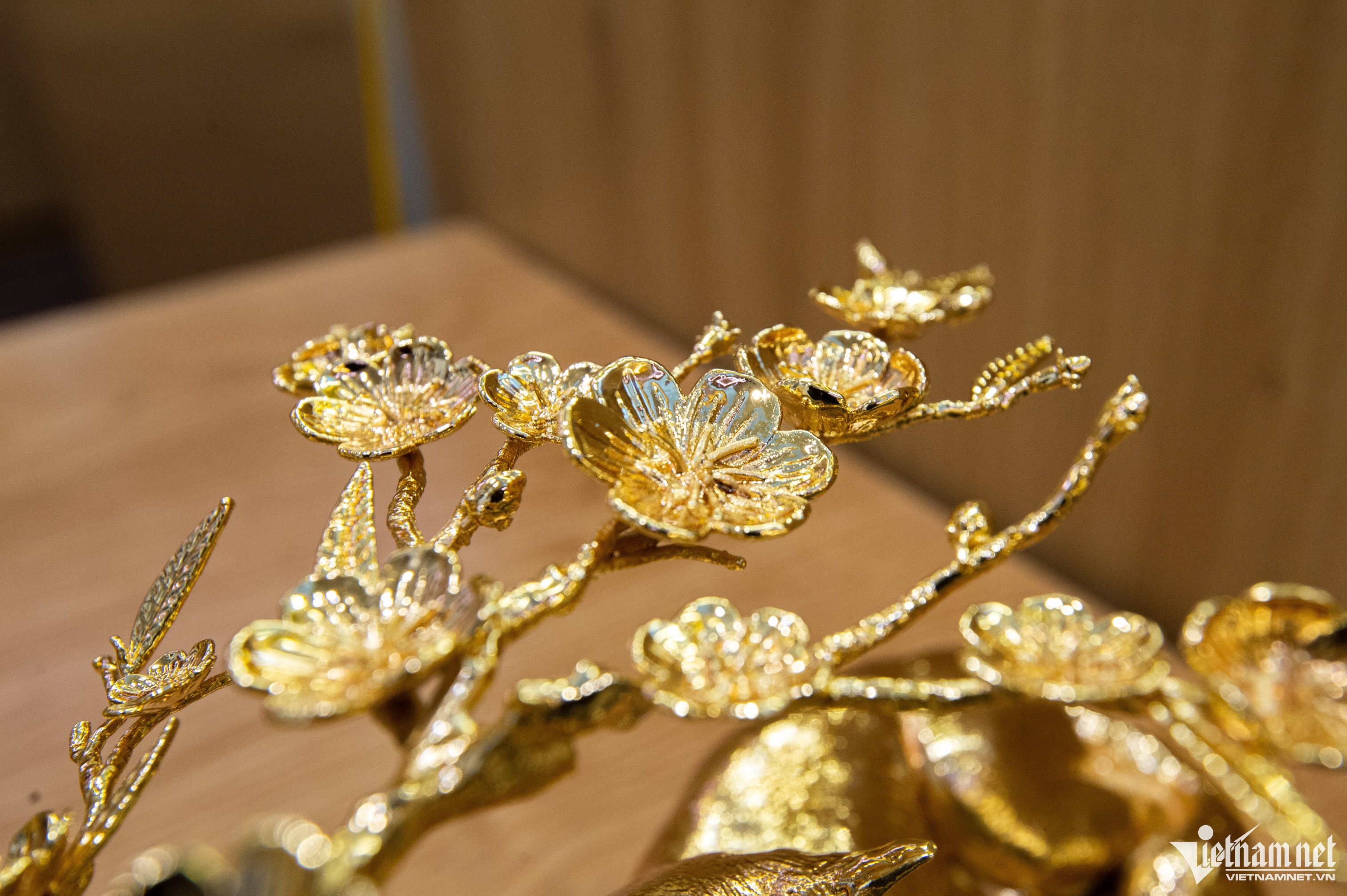 Một mẫu đáng chú ý là tượng mèo Bình an, được thiết kế nằm bên cây mai vàng có ý nghĩa cầu mong được sống nhung lụa, hưởng thụ giàu sang, phú quý. Đây là mẫu được khách hàng đặt làm riêng, giá 15 triệu đồng. 