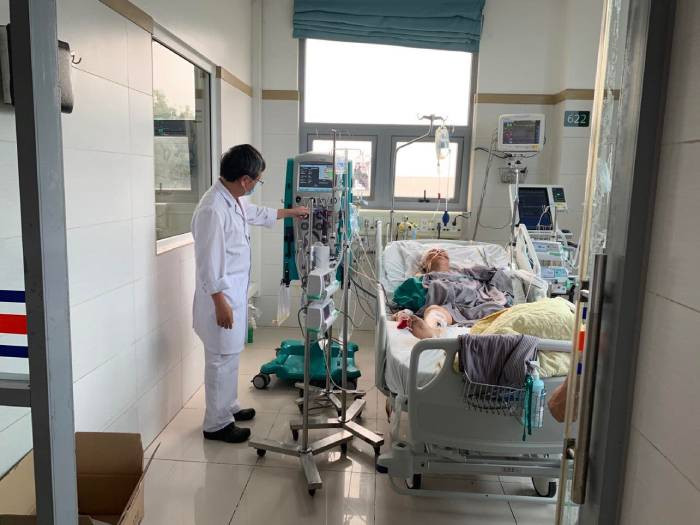 Bệnh nhân viêm tụy cấp điều trị tại Bệnh viện Bạch Mai. Ảnh: Phương Thúy