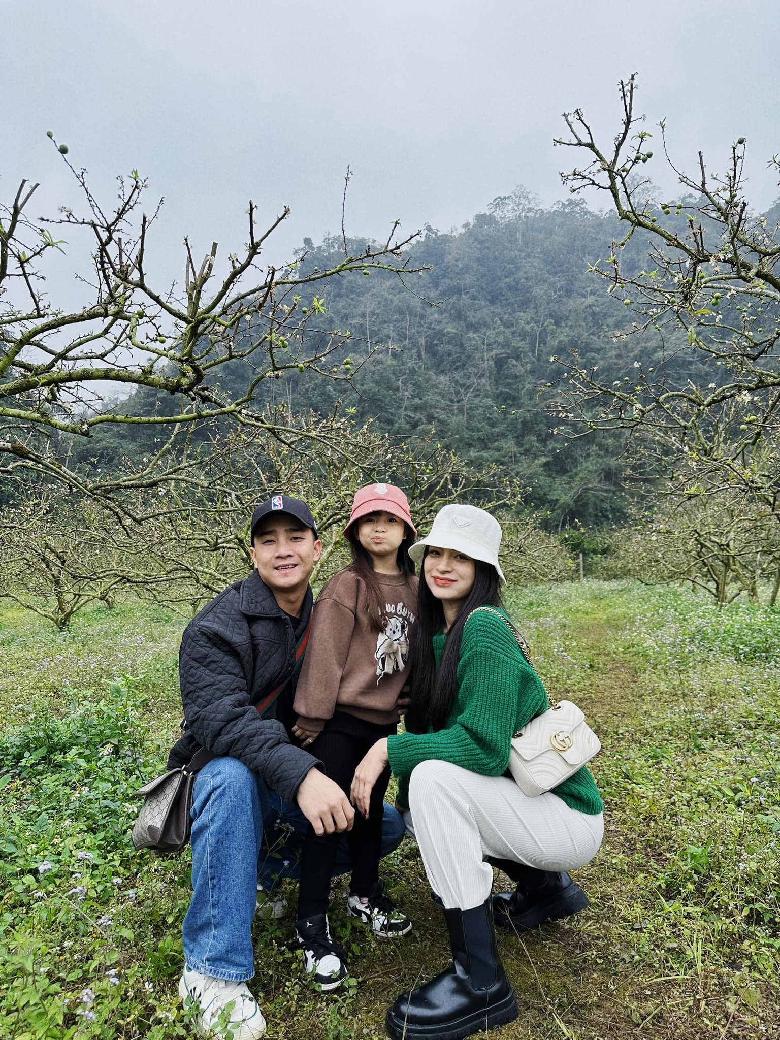 Gia đình Ngọc Anh - Duy Nam trong chuyến du lịch Mộc Châu.