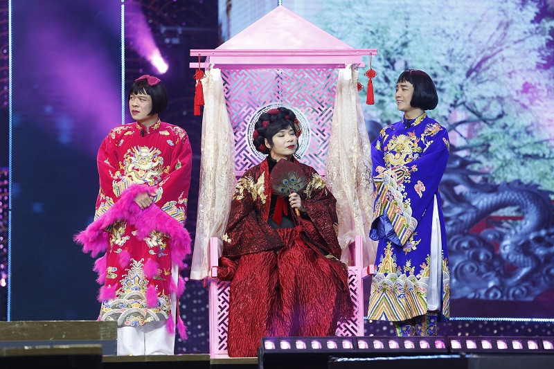 Duy Nam và Trung Ruồi (áo xanh và áo đỏ) đóng trợ lý thiên đình. Năm ngoái, hai nghệ sĩ trẻ vào vai Nam Tào, Bắc Đẩu thay Xuân Bắc, Công Lý.