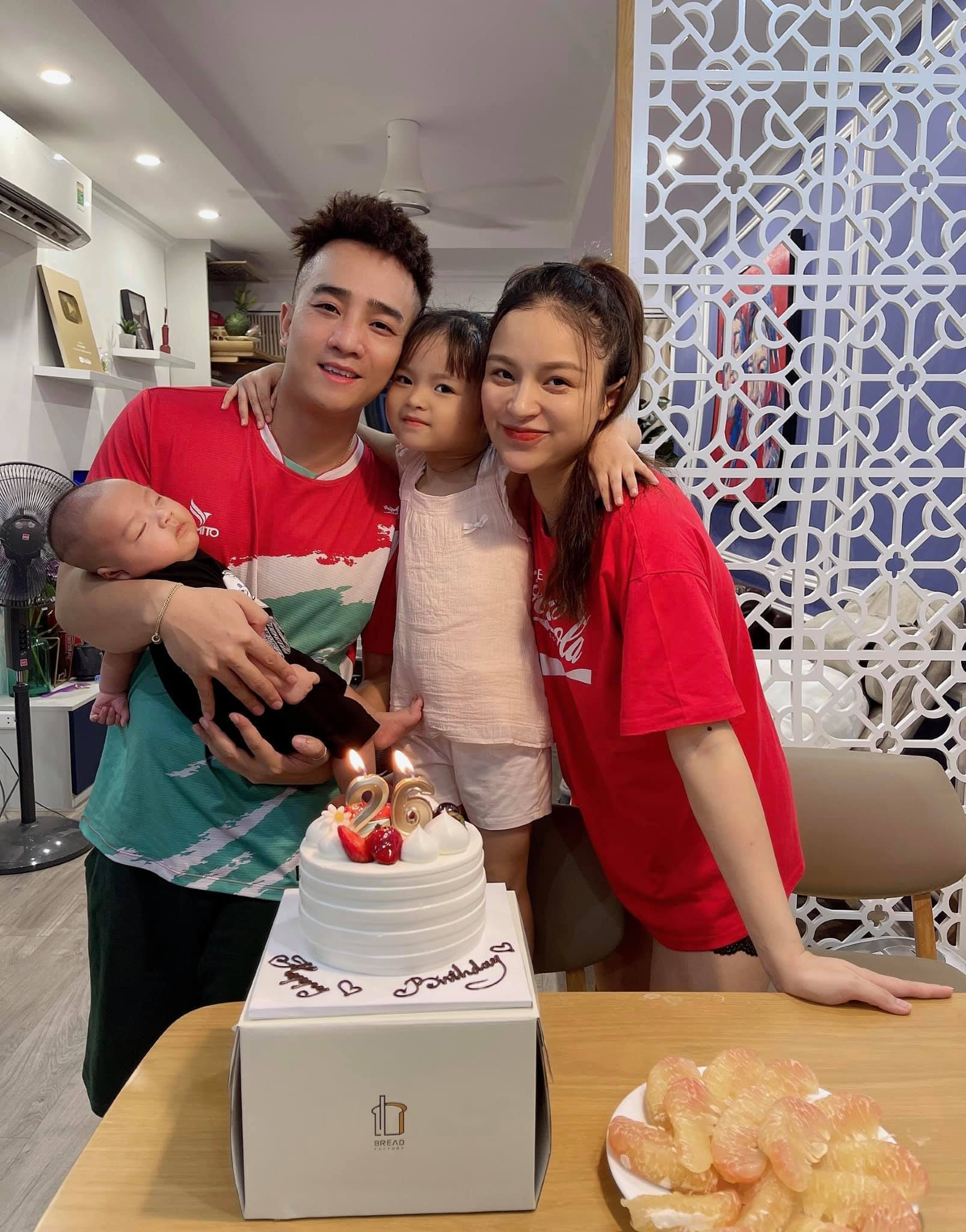 Ngọc Anh lùi lại, làm hậu phương giúp Duy Nam toàn tâm toàn ý cống hiến cho nghệ thuật.