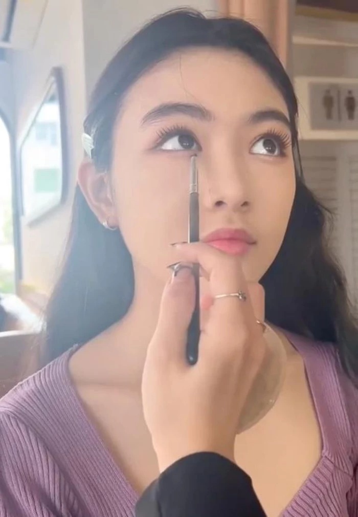 Bất chấp camera thường, Lọ Lem nổi bật trong mọi khoảnh khắc.