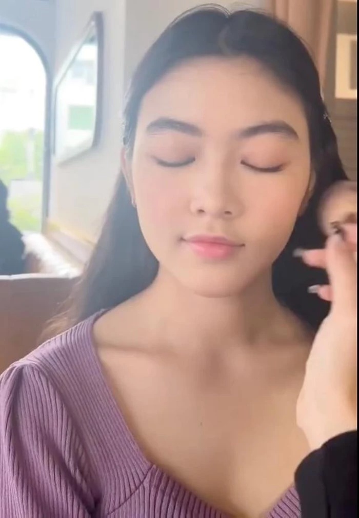 Trên mạng xã hội TikTok đã chia sẻ hình ảnh ái nữ nhà Quyền Linh đang trang điểm chuẩn bị chụp bộ hình mới.