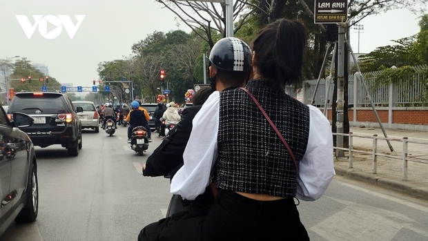 Gia đình trẻ này tham gia giao thông chỉ có người điều khiển phương tiện là đội mũ bảo hiểm, người ngồi sau và trước thì không