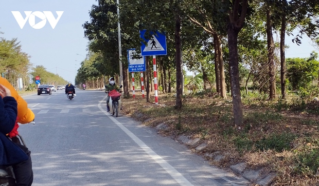 ...đi ngược chiều và không đội mũ bảo hiểm