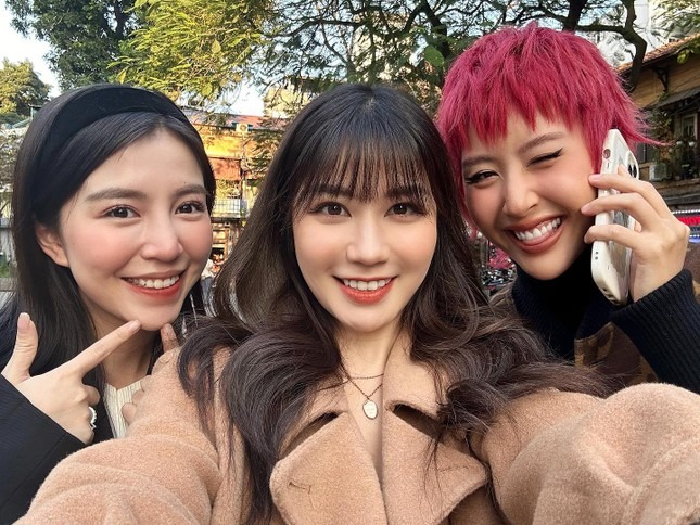 Bức ảnh hiện tại cũng được 3 cô gái tạo dáng chụp giống hệt 11 năm trước. Ảnh: FBNV