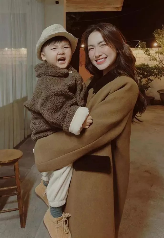 Kể từ khi chia tay bạn trai vào đầu năm 2022, Hoà Minzy trở thành mẹ đơn thân vừa tiếp tục sự nghiệp ca hát, vừa chăm sóc nuôi dạy bé Bo. Tuy nhiên, cô vẫn luôn cố gắng cân bằng hai trọng trách cao cả này. Được biết, bên cạnh Hoà Minzy luôn có người thân và trợ lý phụ giúp cô chăm nom bé Bo những lúc mẹ bỉm bận công việc không có ở nhà. 