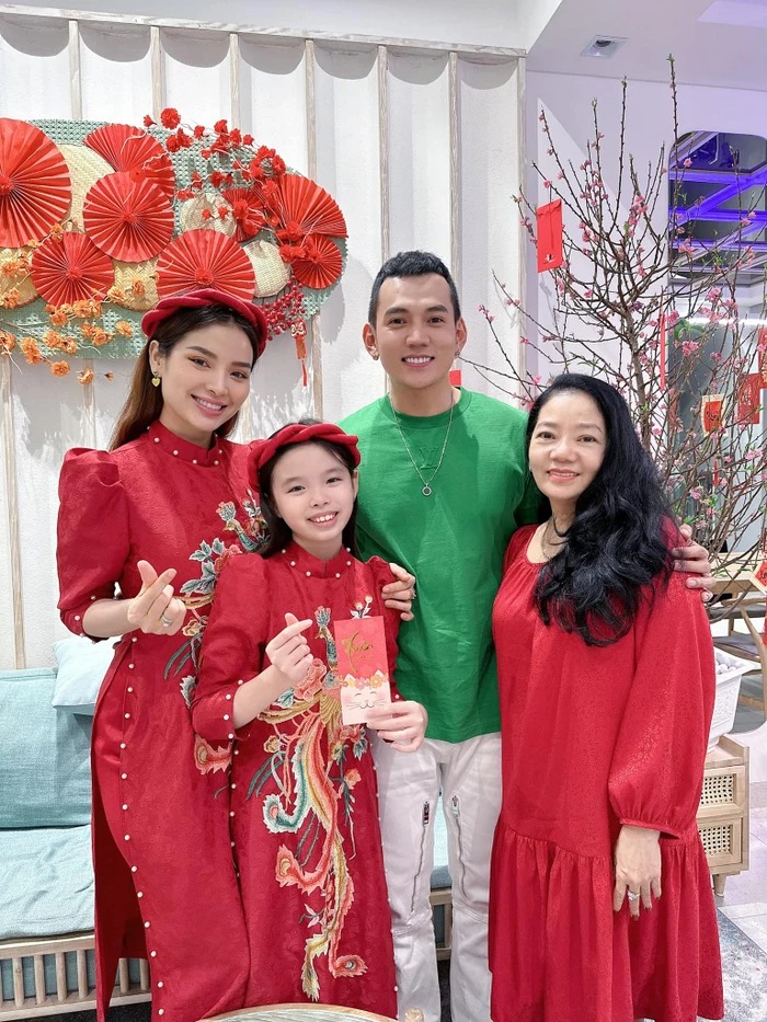 Phương Trinh Jolie cùng mẹ chồng, con gái đều diện trang phục với tông màu chủ đạo là màu đỏ. Mùng 2 Tết cô đã cùng ông xã và bạn bè đi xem phim