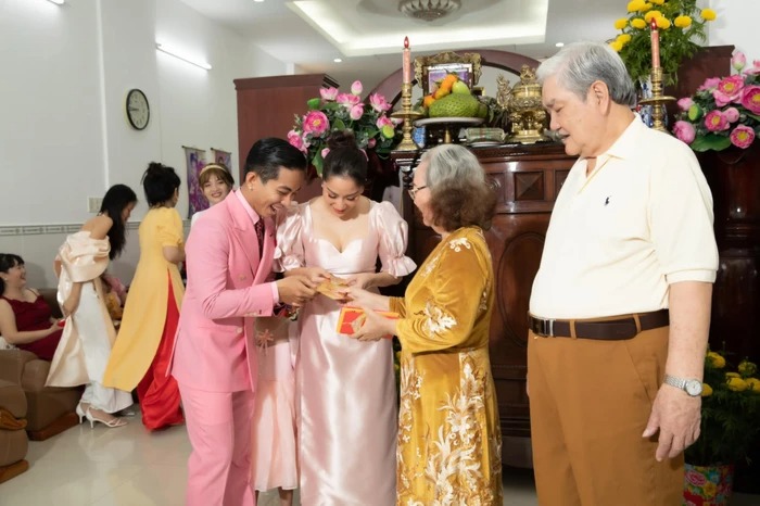 Sau hơn một thập kỷ chung sống, Khánh Thi đã đón Tết đầu tiên với danh phận là con cháu trong nhà Phan Hiển: 