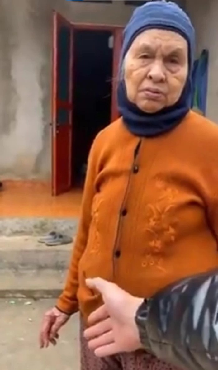 Bà cũng nhất quyết không chịu bắt tay với cháu trai, 