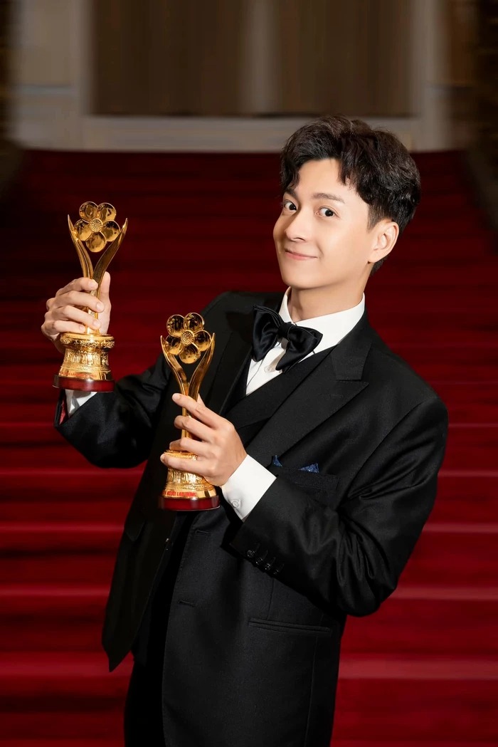 Ngô Kiến Huy nhận 2 giải Mai Vàng