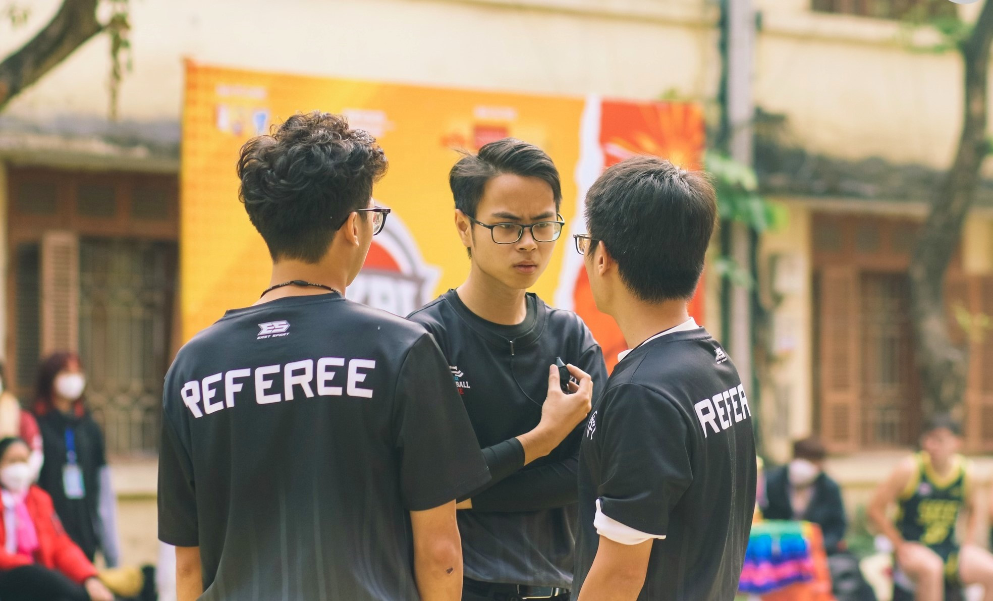 ... và cũng thường xuyên tham gia làm trọng tài bóng rổ cho các giải đấu. 