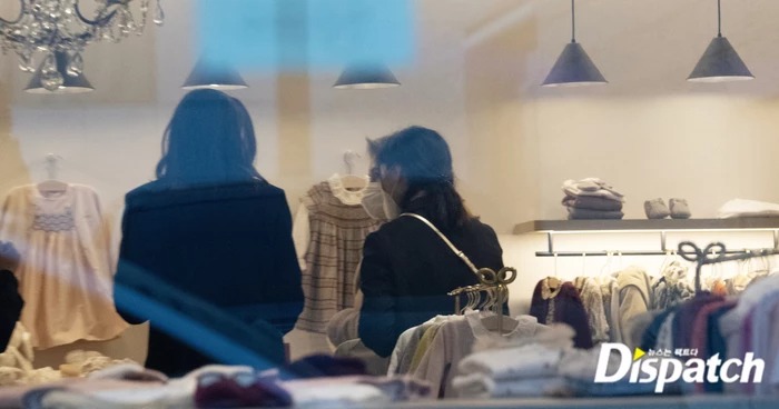 Vợ mới Song Joong Ki xuất hiện cùng mẹ bên trong một cửa hàng dành cho trẻ em. Ảnh: Dispatch.