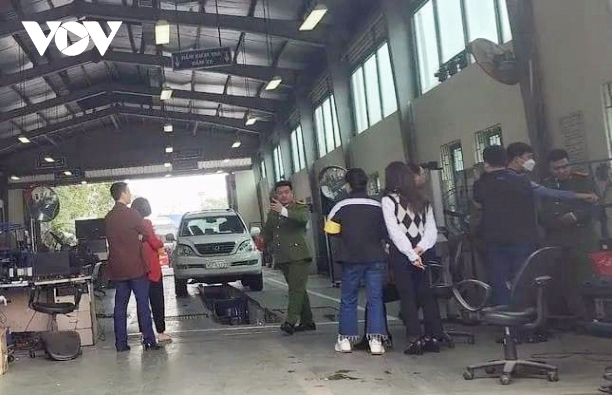 Lực lượng chức năng khám xét tại một trung tâm đăng kiểm trên địa bàn TP Hà Nội