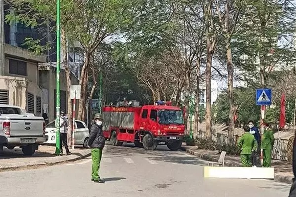 Lực lượng chức năng có mặt tại khu vực xảy ra vụ án