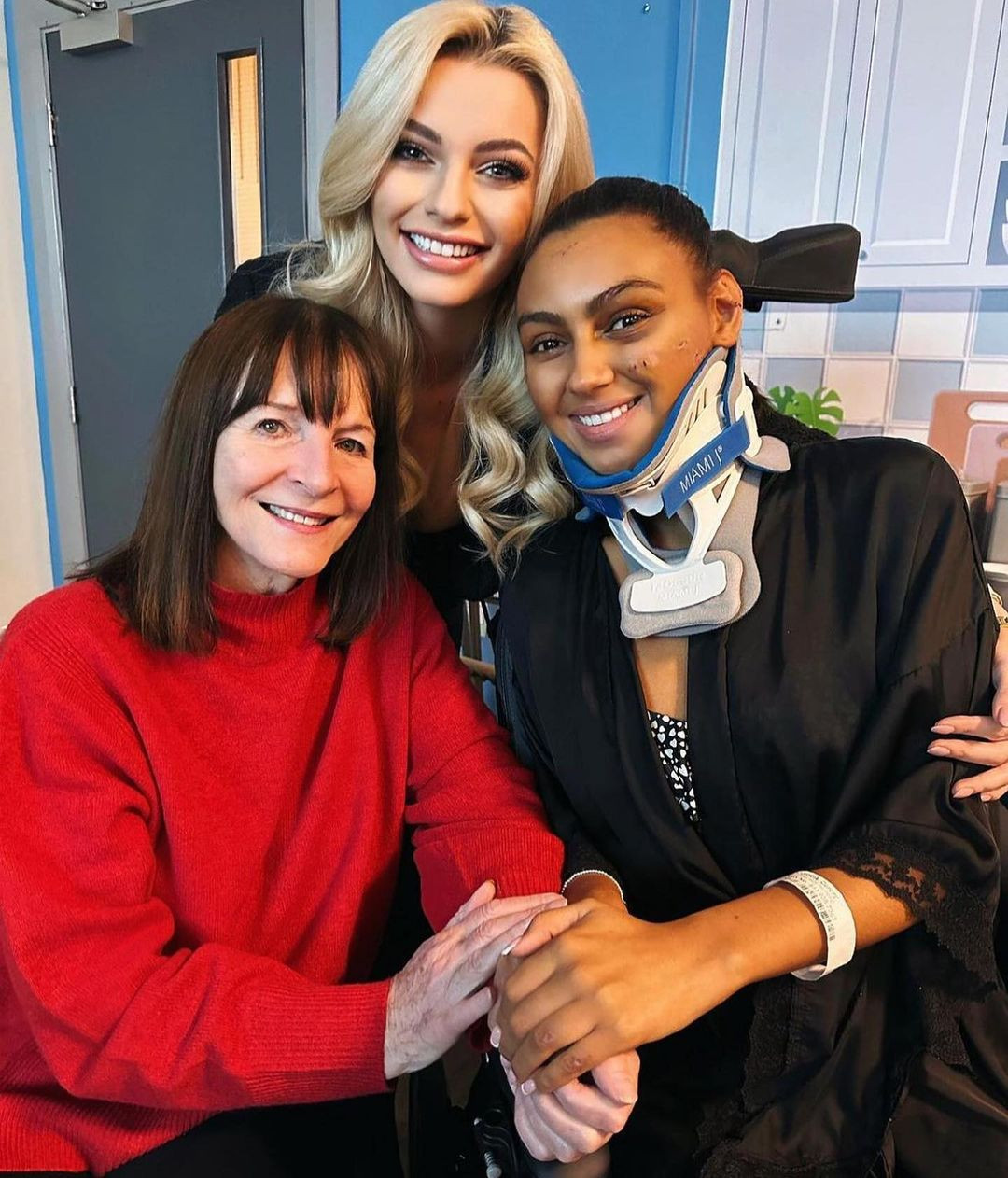 Hoa hậu Thế giới 2021 Karolina Bielawska và Chủ tịch Hoa hậu Thế giới đến thăm Darcey Corria.