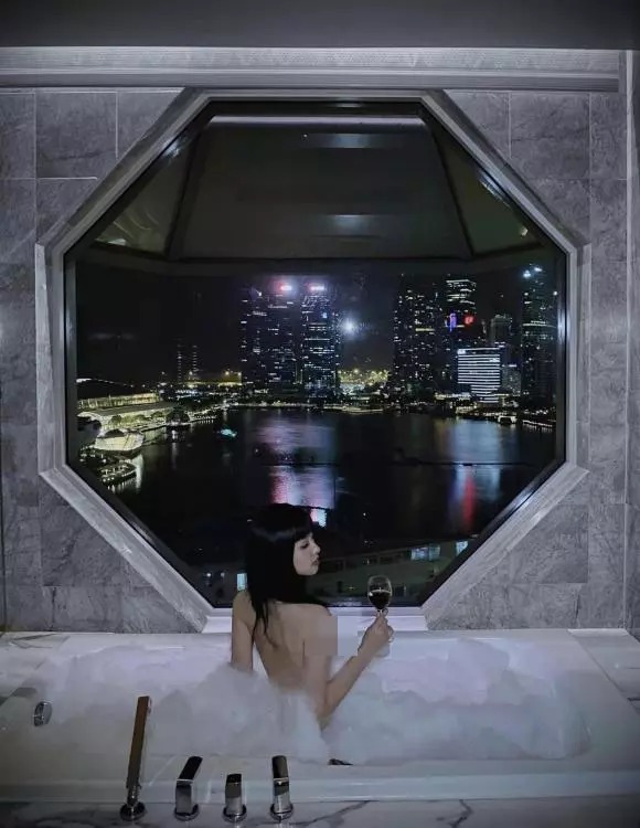 Ngoài 30 tuổi nhưng Tâm Tít không ngại khoe những shoot hình bỏng mắt thế này.