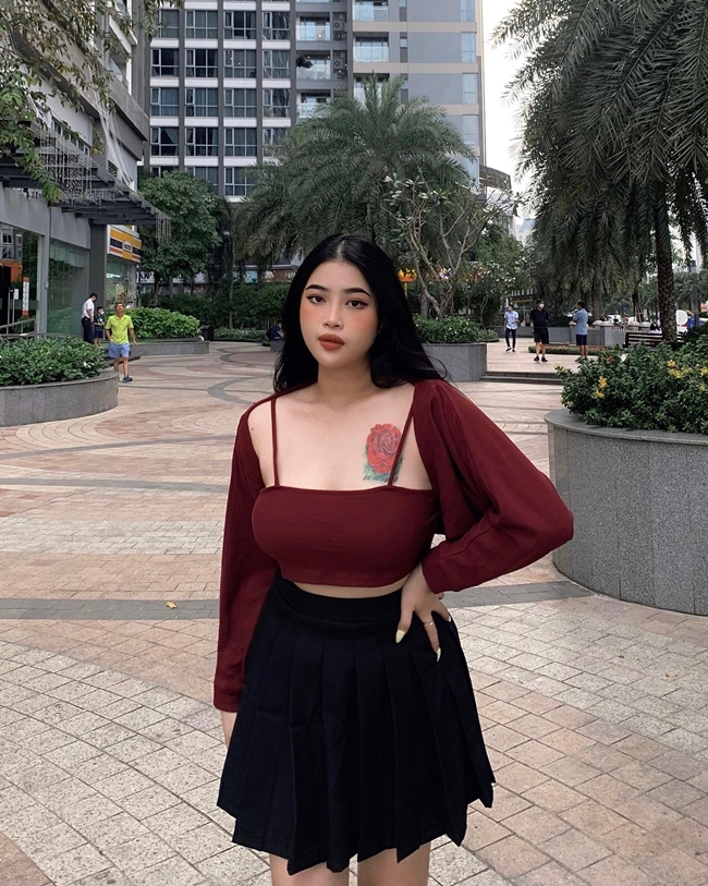 Dù có thân hình khá mũm mĩm nhưng dễ thấy những kiểu đồ ôm tôn dáng xuất hiện khá nhiều trong tủ đồ của Midy Trinh.