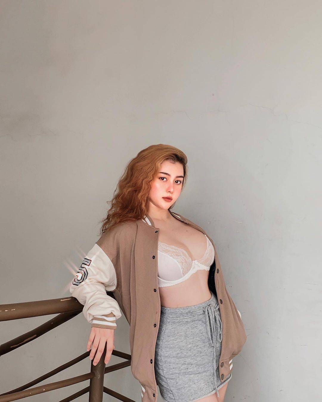 Bản thân Wilson Nhật Anh cũng yêu thích phong cách quyến rũ. Cô thừa nhận mình thích diện những kiểu trang phục gợi cảm có thể tôn được lợi thế vóc dáng.