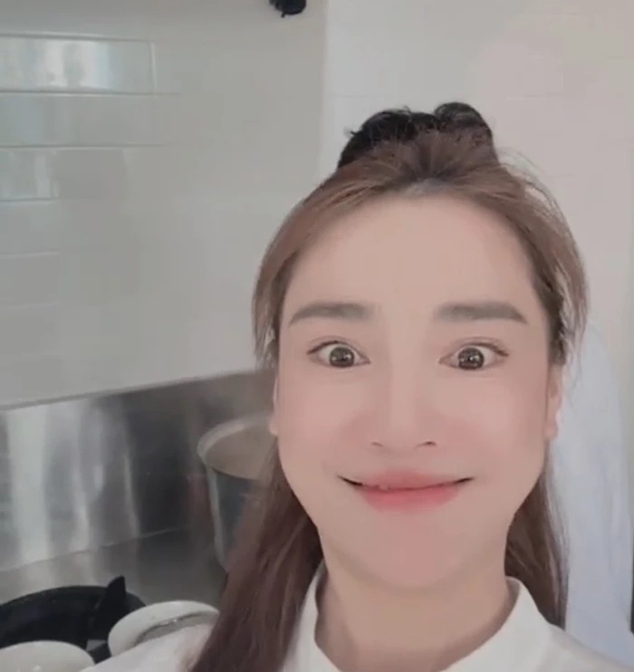 Nam diễn viên khá thoải mái trong việc để vợ chia sẻ hình ảnh đang nấu ăn trong bếp