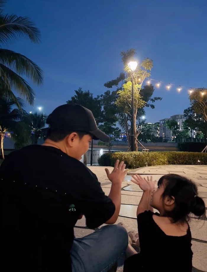 Cuộc sống hôn nhân êm đềm, ngập tràn của vợ chồng Trường Giang Nhã Phương trong những năm qua bên cạnh con gái làm cho cư dân mạng vô cùng ngưỡng mộ