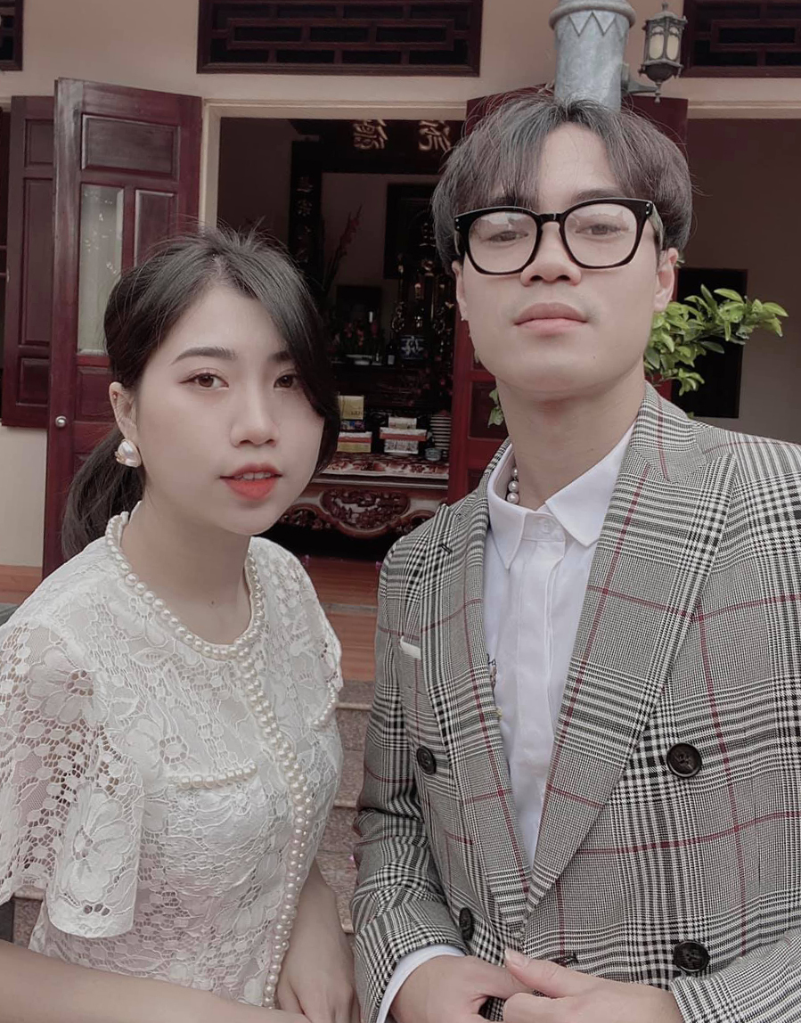 Ít ai ngờ rằng cầu thủ Nguyễn Văn Toàn lại có một cô em gái út vô cùng xinh xắn, đáng yêu. Khi không có lịch thi đấu, cả hai anh em thường xuyên gặp gỡ và tương tác thân thiết.