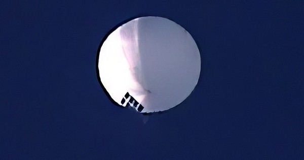 Quả khinh khí cầu của Trung Quốc bay trên bầu trời Mỹ - Ảnh: AP