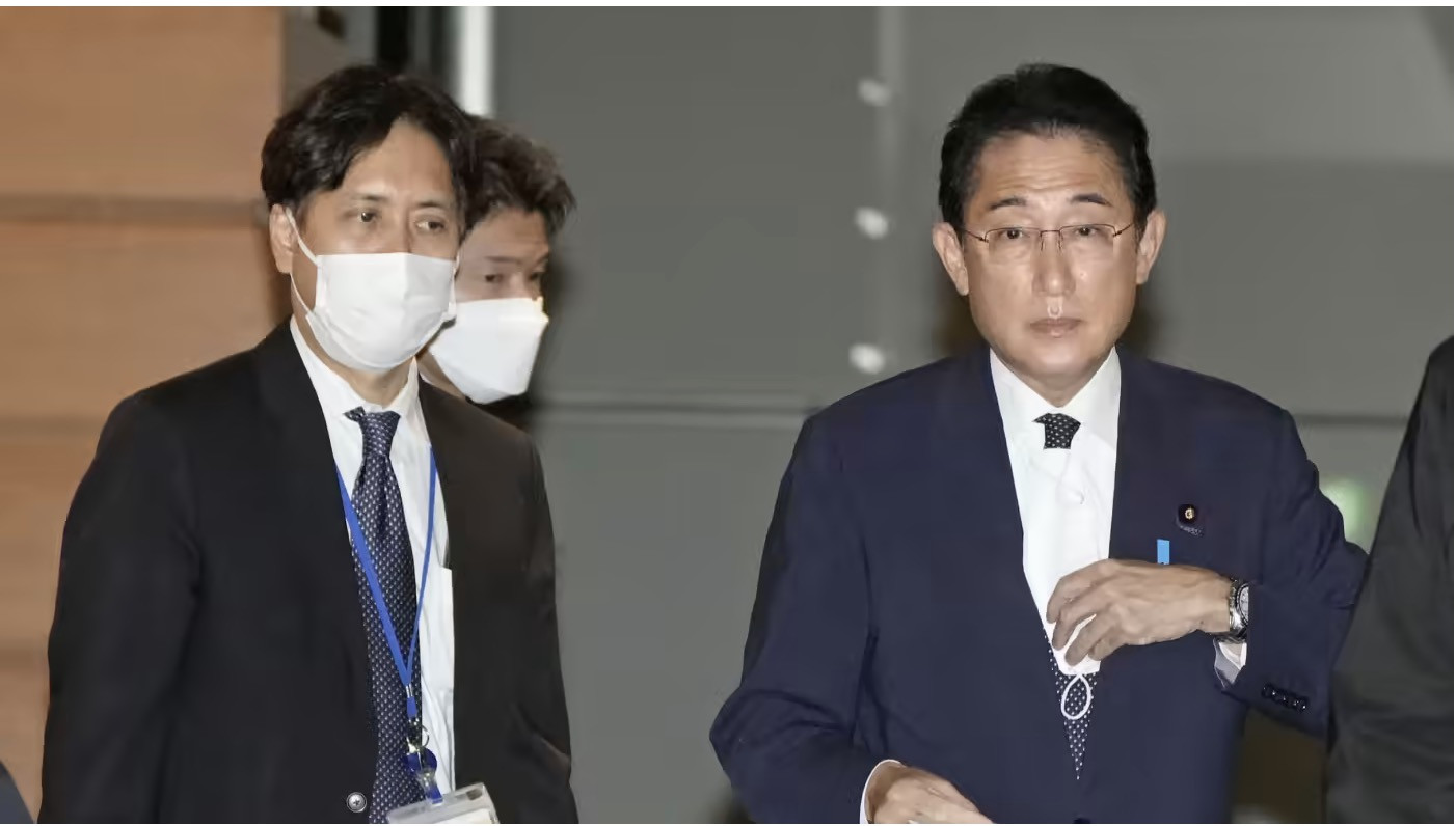 Thủ tướng Kishida Fumio (bên phải) và trợ lý Arai hồi tháng 11/2022. Ảnh: Kyodo
