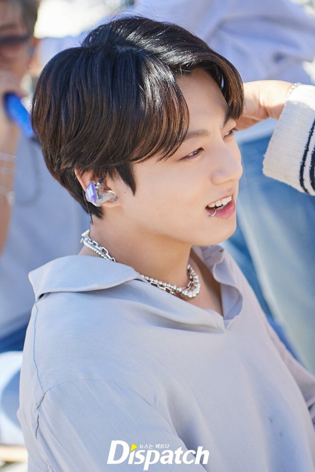 Như vậy, việc cô gái bịa ra chuyện Jungkook là bạn trai để đe dọa gã đàn ông kia đã giúp cô thoát khỏi 1 vụ quấy rối trong nháy mắt. Sự nhanh trí của cô gái nhận được nhiều lời khen ngợi từ cộng đồng mạng