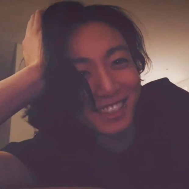 Jungkook gây sốt với buổi livestream trong nhiều giờ đồng hồ