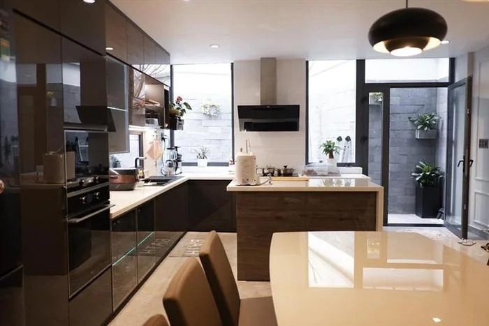 Đến đầu năm 2021 trong thời điểm dịch bệnh bùng phát, Bảo Anh chi số tiền lớn để tặng mẹ căn nhà mới. Được biết, ngôi nhà tọa lạc tại quận 10 ở TP.HCM.