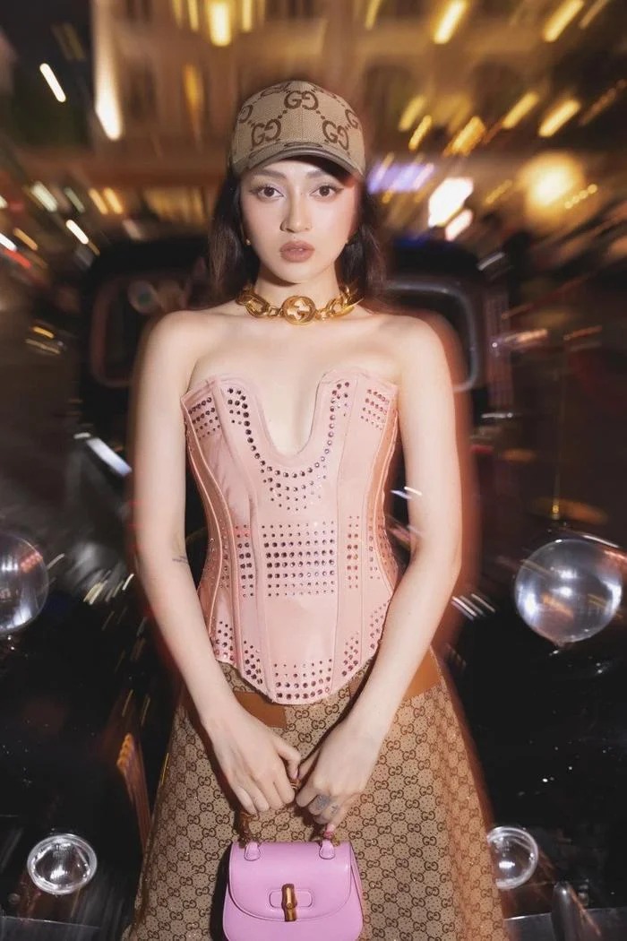 Đồ hàng hiệu từ kính mắt đến túi xách, giày dép,...thì không đếm xuể.