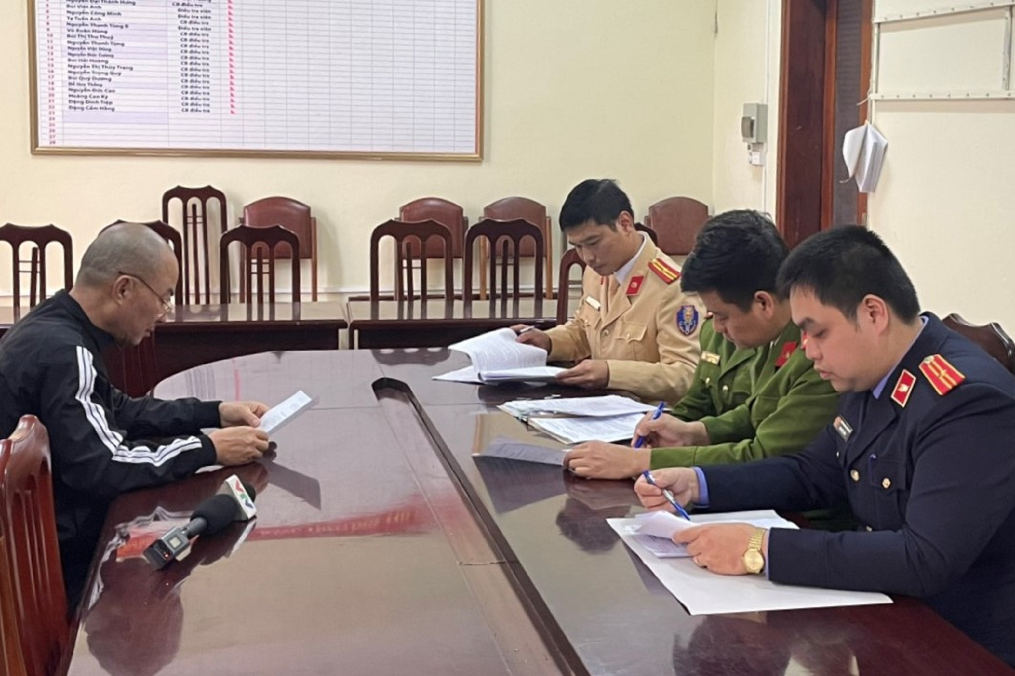 Tài xế Đỗ Đình Tám làm việc tại cơ quan công an. Ảnh: CACC