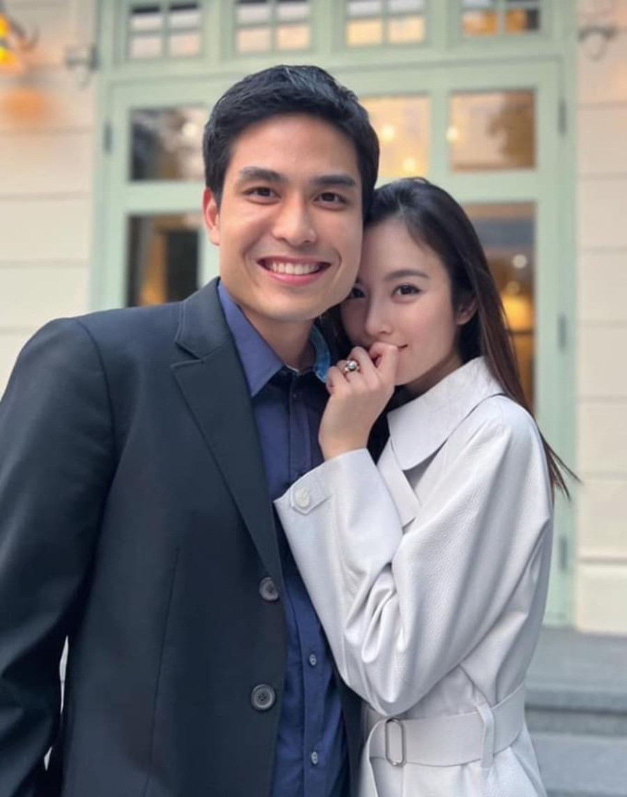 Hoa hậu chuyển giới Nong Poy và chồng doanh nhân Oak Phakwa Hongyok sẽ tổ chức hôn lễ vào tháng 3 tới. Chồng sắp cưới của cô hiện kinh doanh trong lĩnh vực du lịch, nhà hàng, cà phê ở Phuket (Thái Lan). Cặp đôi quen nhau hơn 20 năm, trước khi cô phẫu thuật chuyển giới. Doanh nhân Oak Phakwa Hongyok là anh trai của bạn thân Nong Poy. 