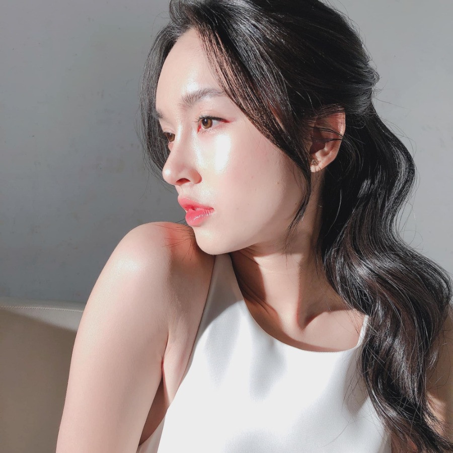 Thường ngày, Nong Poy ít khi trang điểm, thậm chí để mặt mộc vẫn xinh đẹp. Mỹ nhân Thái Lan sở hữu làn da trắng mịn, sống mũi cao, đôi mắt biết nói và vóc dáng gợi cảm.