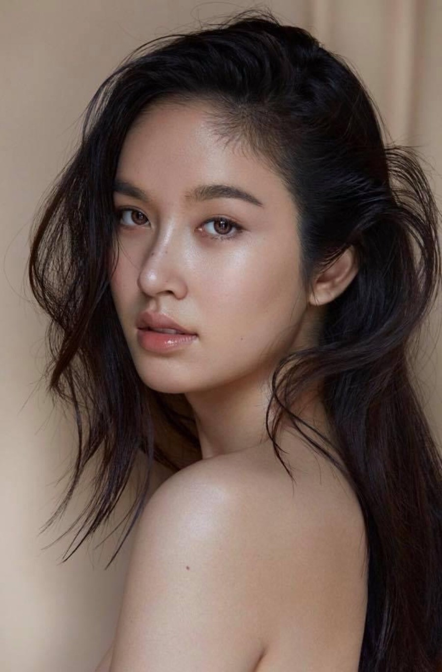 Sau khi phẫu thuật chuyển giới, Nong Poy tham gia các cuộc thi sắc đẹp. Năm 2004, cô đăng quang cuộc thi dành cho người chuyển giới tại Thái Lan (Miss Tiffany). Nong Poy tiếp tục tham gia Hoa hậu Chuyển giới Quốc tế (Miss International Queen) và giành vương miện cao quý.