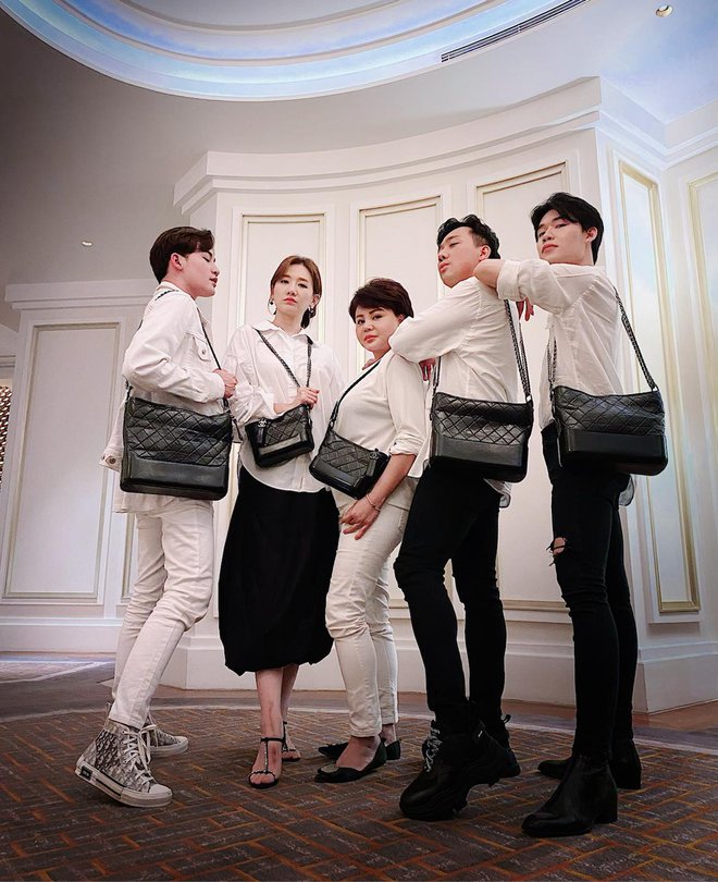 Đây là những người bạn thân thiết đến mức cùng đi du lịch, cùng diện đồ ăn ý với vợ chồng Trấn Thành