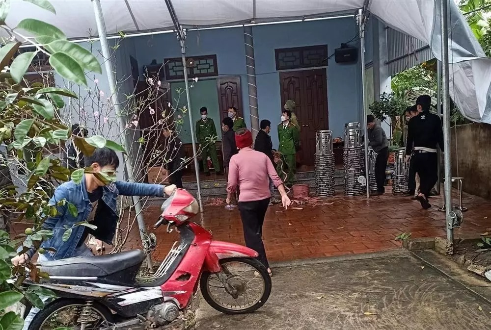 Lực lượng chức năng có mặt khám nghiệm hiện trường