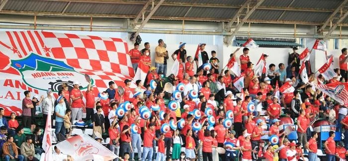 Sân Pleiku có 9000 khán giả đến xem trận mở màn V.League 2023. Ảnh: VPF