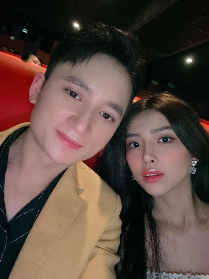 Bà xã là hậu phương vững chắc để nam ca sĩ yên tâm phát triển sự nghiệp.