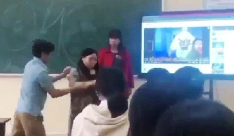 Đuổi ra khỏi lớp trước sự chứng kiến của hàng chục học sinh. Ảnh: Cắt từ clip