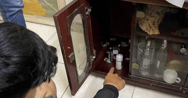 Các chai dung dịch chứa chất màu vàng nghi là ma túy 