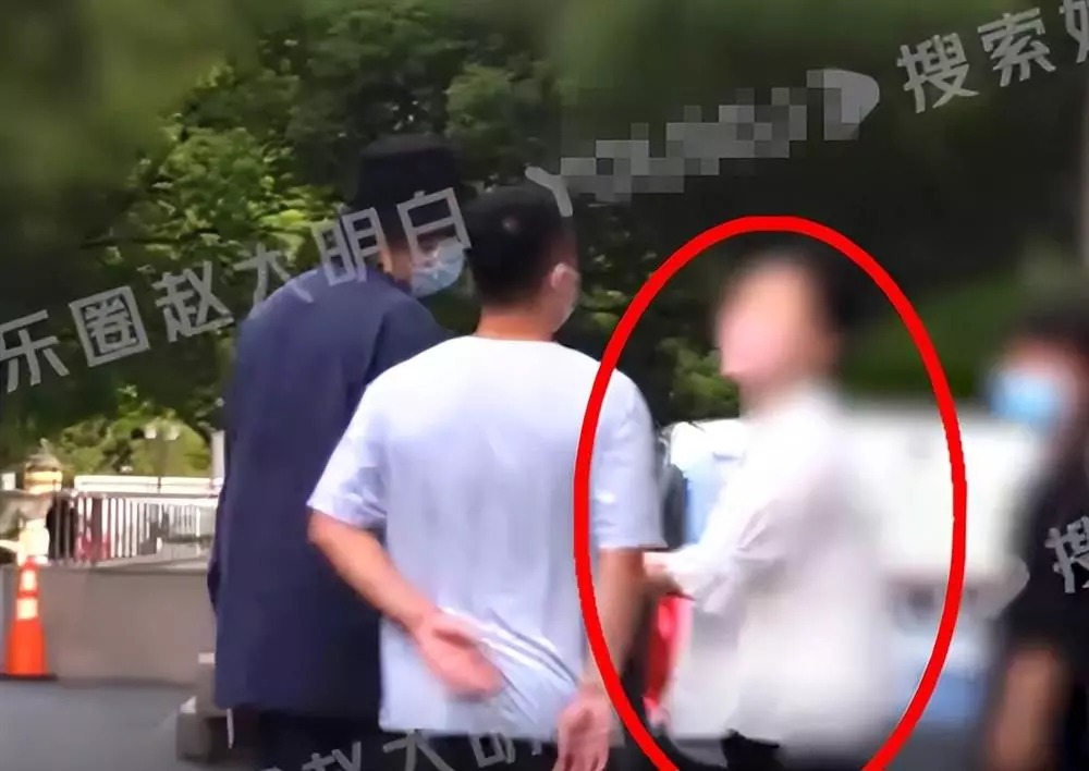 Hoàng Hi Ninh bị bôi mờ vì không ai biết cô chính là bà xã Hồ Ca