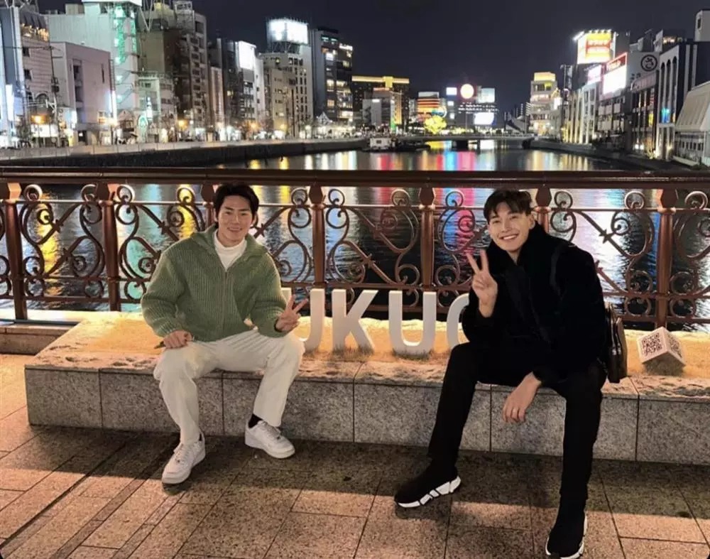 Trước đó, cả hai là bạn thi tại Mister Supranational - Nam vương Siêu quốc gia 2022. Yoyo lọt top 10, còn Han Jung-wan dừng chân top 20.