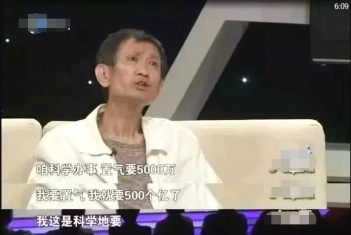 Người đàn ông tự nhận là bố của Mao Hiểu Đồng xuất hiện trên truyền hình nói xấu con gái và yêu cầu nữ diễn viên phải chu cấp 50 triệu nhân dân tệ cho mình.