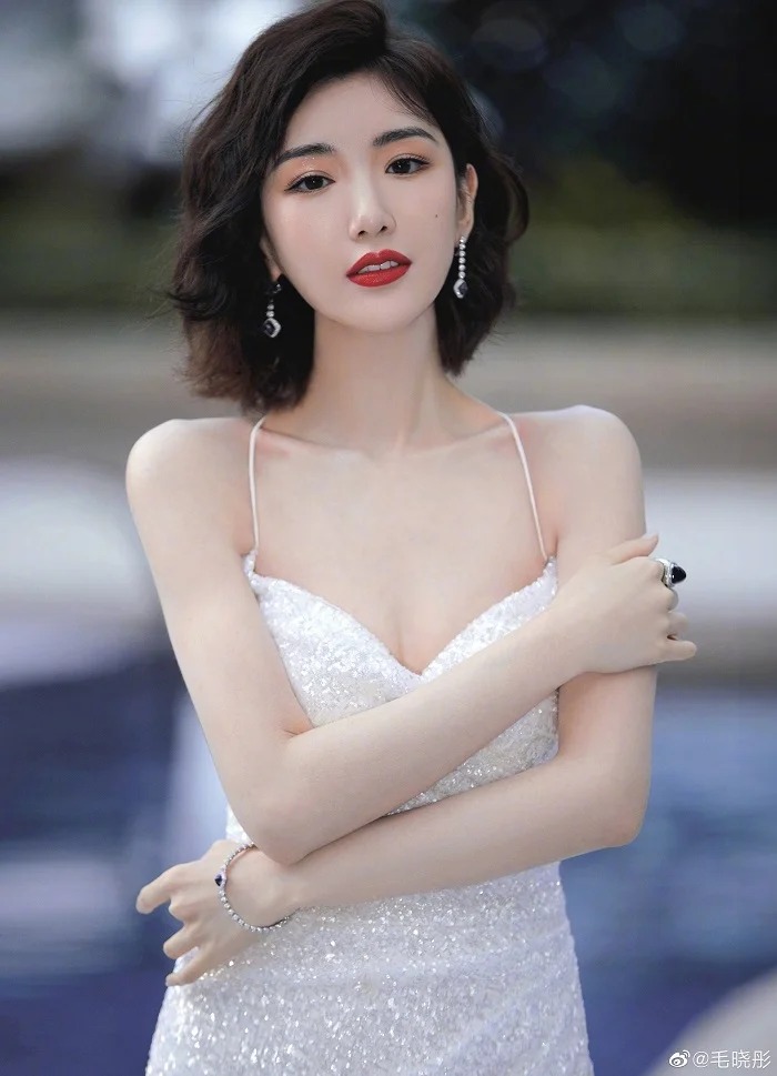 Mao Hiểu Đồng có nhan sắc ngọt ngào, mong manh khác hẳn với quá khứ đầy sóng gió và đau khổ.