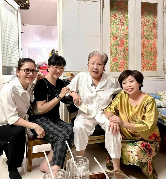 Nghệ sĩ Phương Dung cùng một số nghệ sĩ khác mới đây đã thăm và chúc tết nghệ sĩ Hồng Nga.