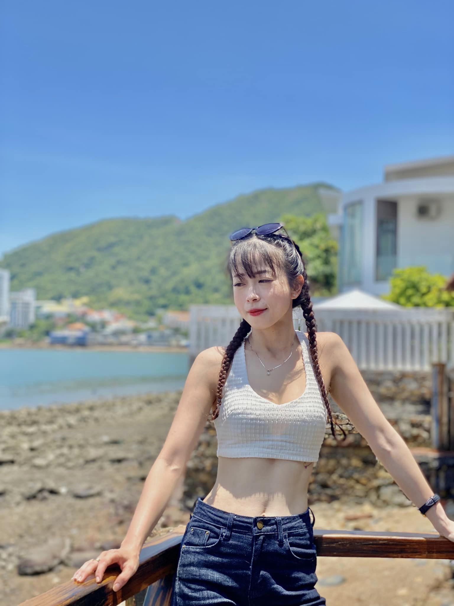 Người đẹp sinh năm 1990 luôn thể hiện sự tự tin, hoà đồng, sống tích cực và vui vẻ. Ảnh: FBNV