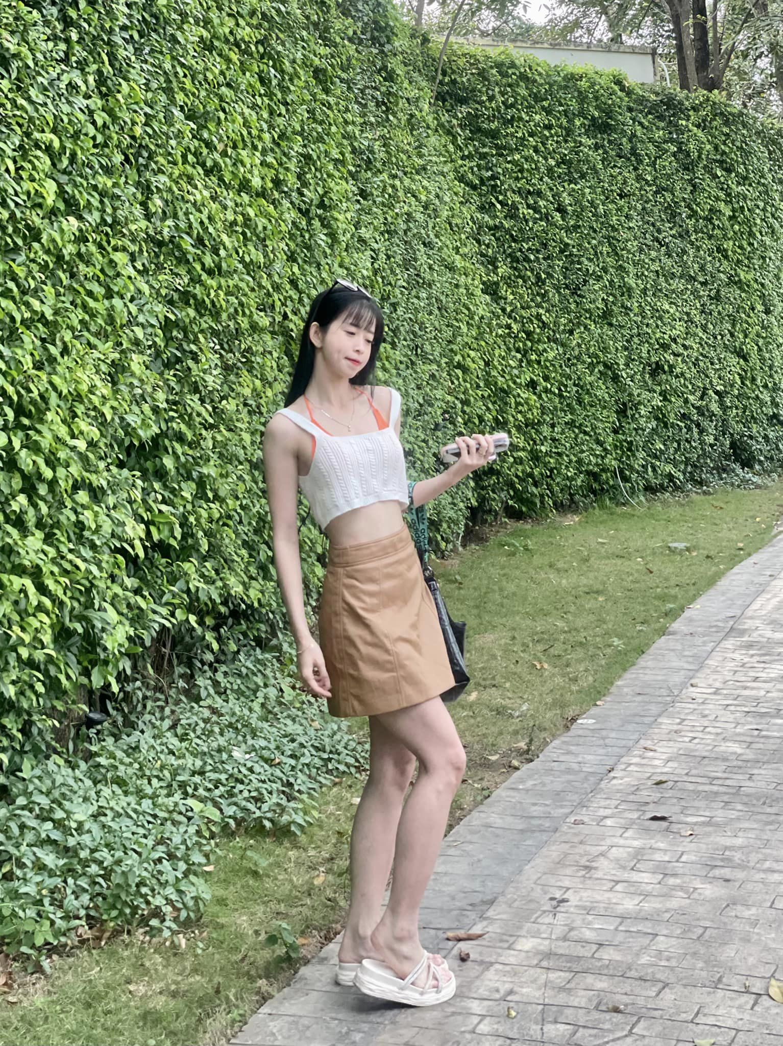 Thỉnh thoảng Châu Tuyết Vân làm bao người say đắm khi ứng dụng những thiết kế táo bạo như đồ tắm hai mảnh kiệm vải, áo croptop khoe eo thon săn chắc nổi múi cơ.